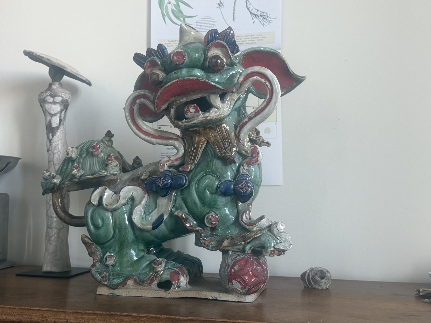Dragon sculpté aux couleurs vertes, bleues et rouges