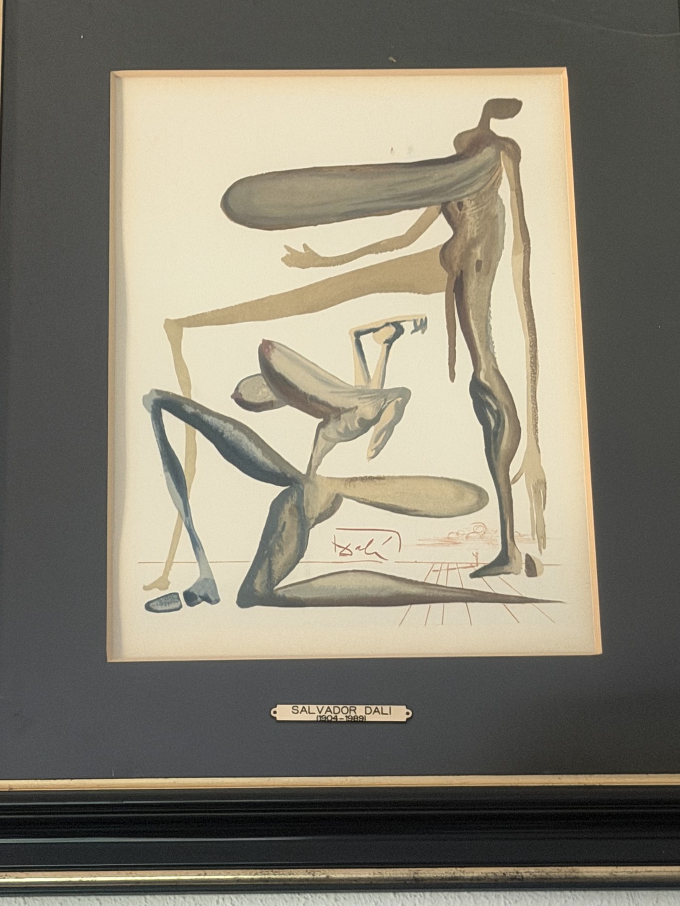 Composition encadrée aux figures surréalistes élancées dans des tons de bleu et de beige