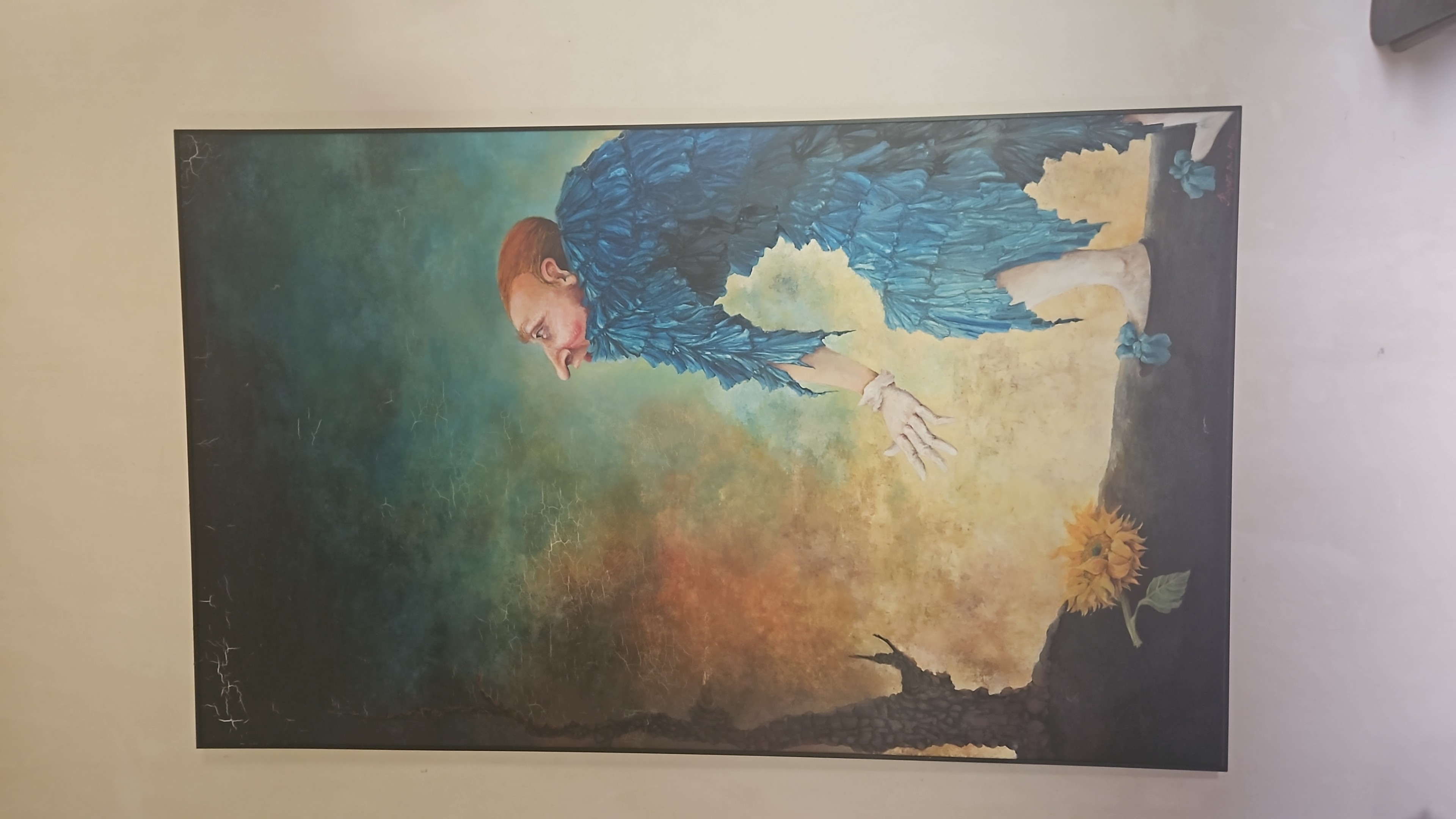 Peinture d’une figure vêtue de bleu penchée près de fleurs dans un paysage vaporeux