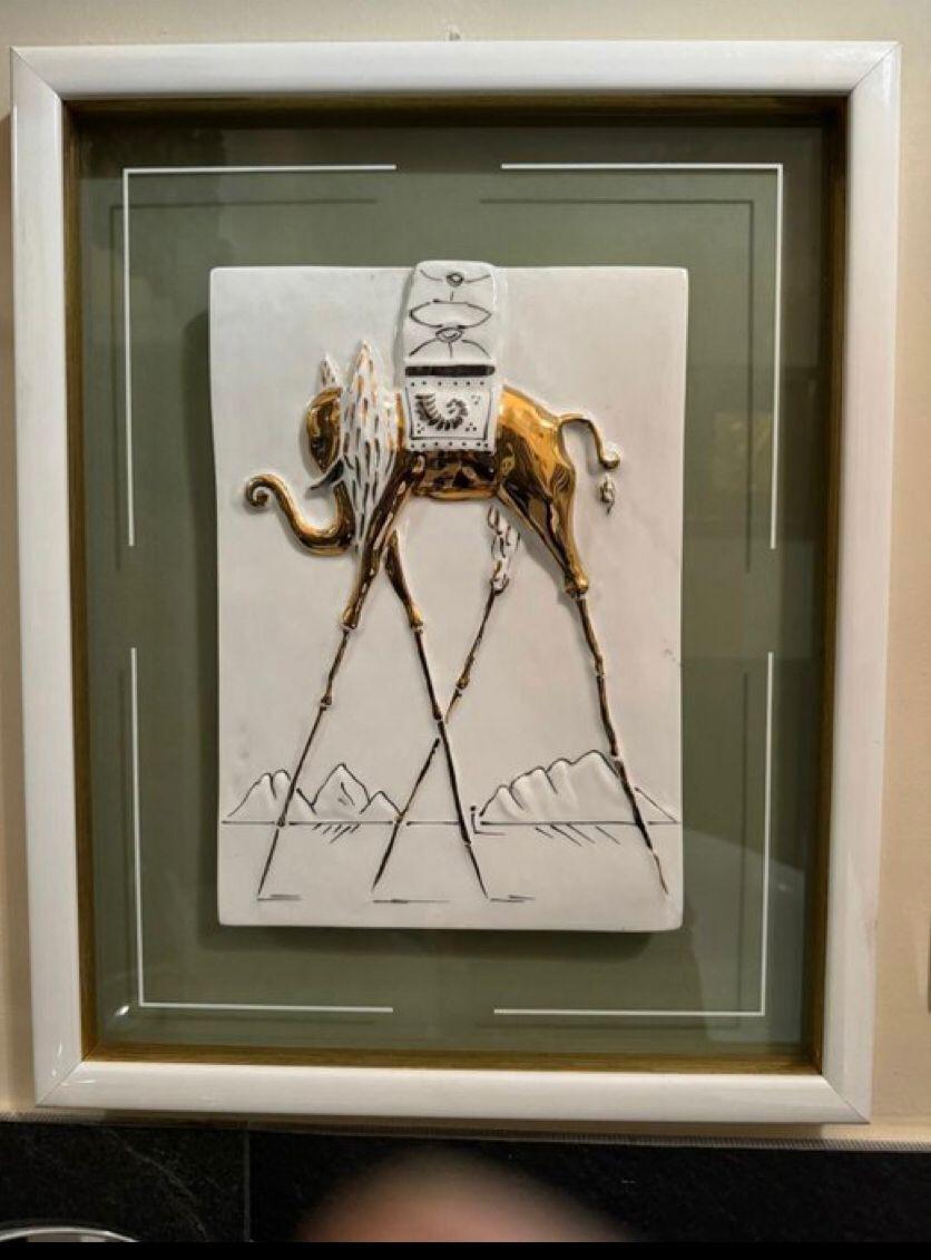 Dessin encadré d’un éléphant aux longues pattes portant une forme mécanique