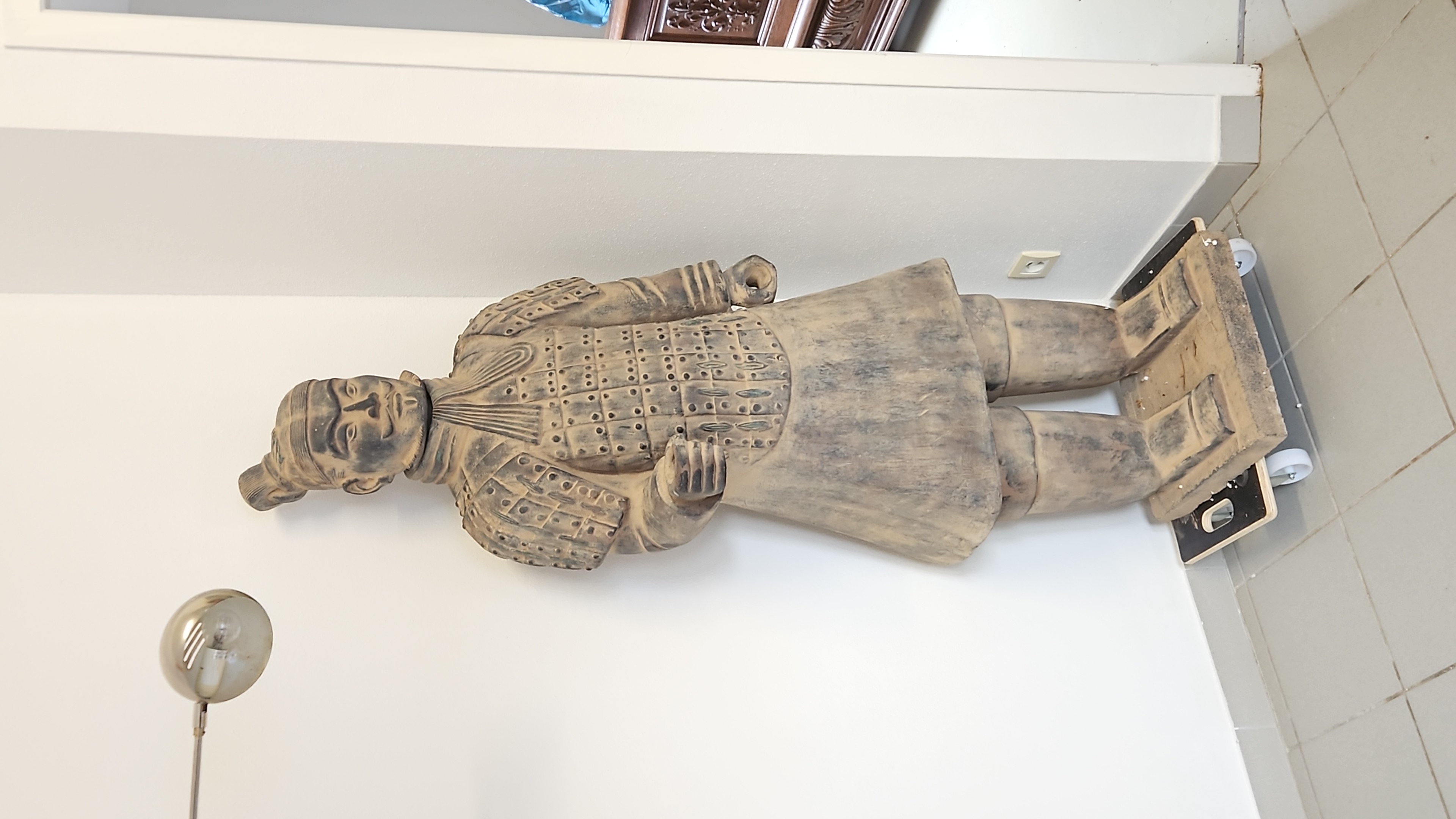 Grande statue de guerrier en terre cuite, debout sur un socle