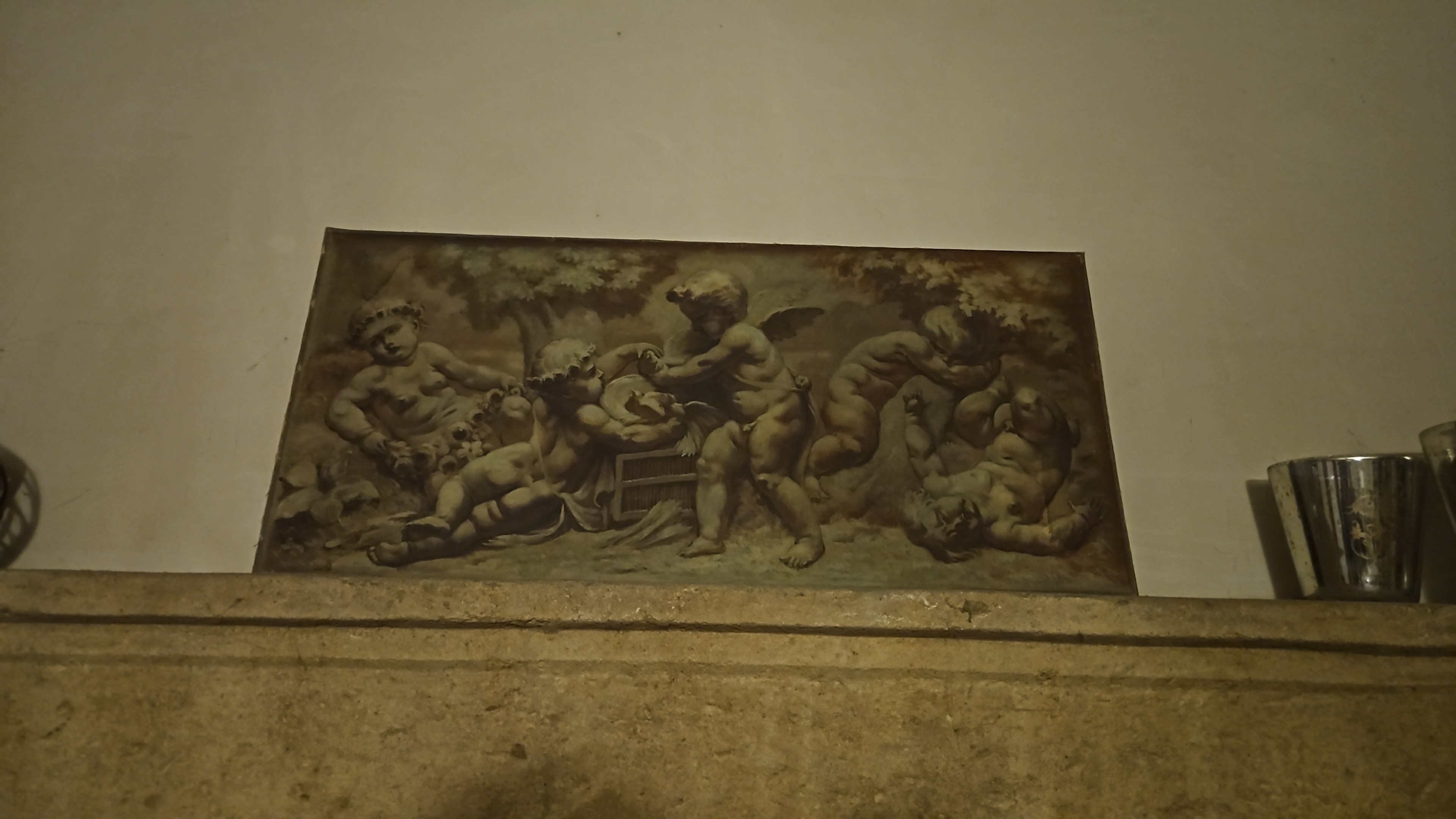 Bas-relief sombre montrant plusieurs figures allongées et assises