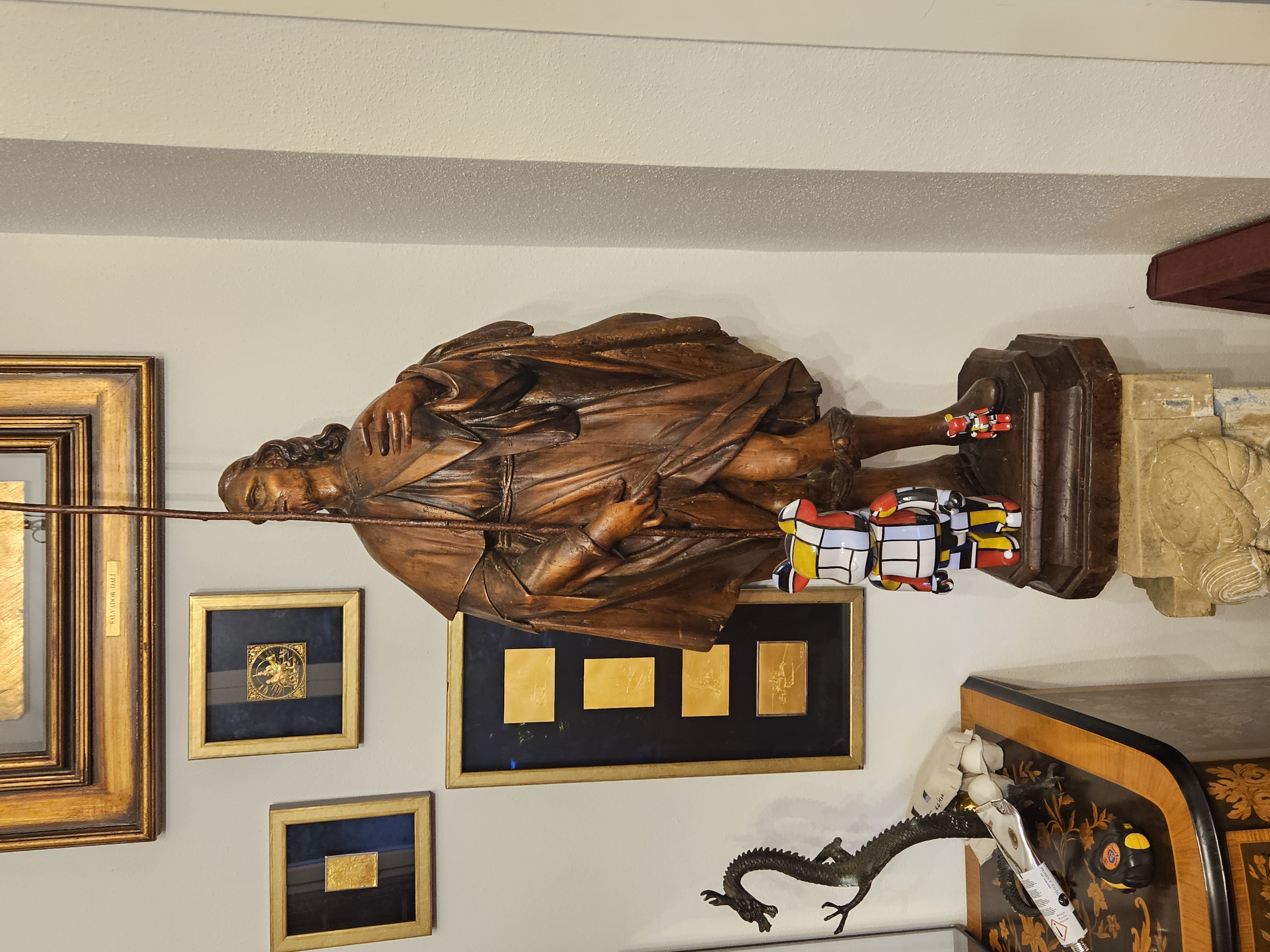Grande figure debout en bois sculpté, enveloppée d’un drapé
