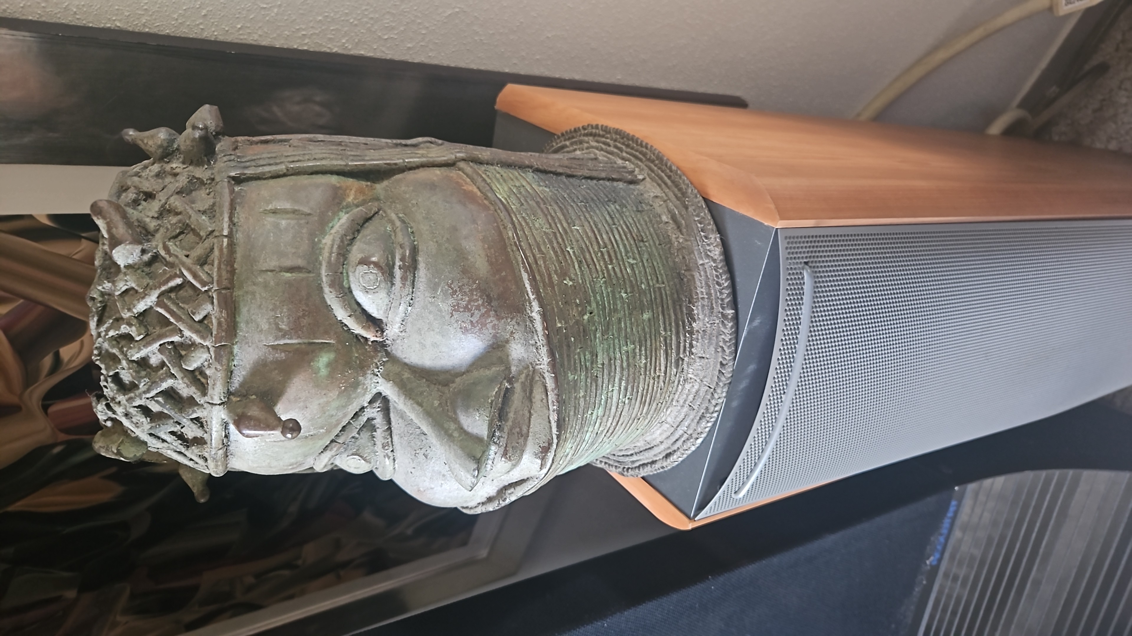Tête sculptée à patine vert-gris coiffée d’une couronne texturée