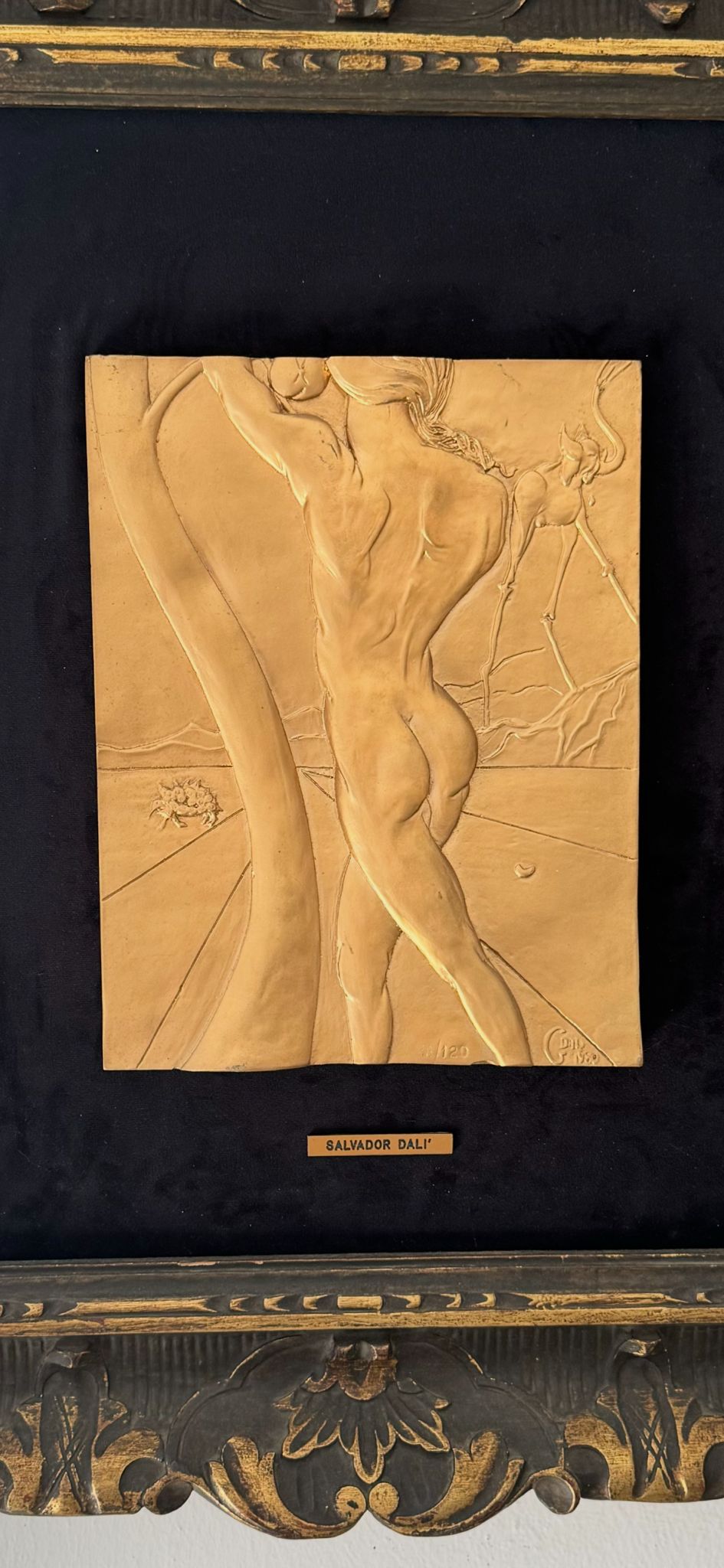 Relief doré encadré représentant une silhouette humaine élancée