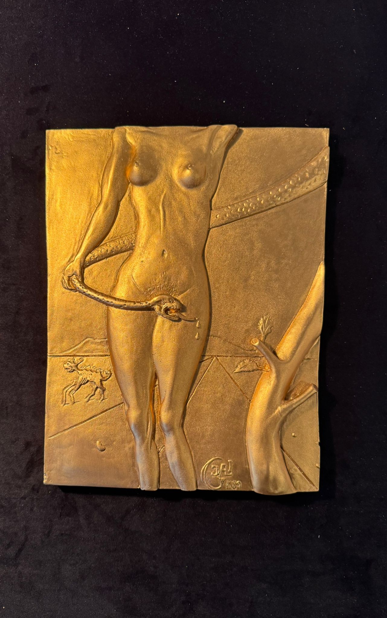Plaque dorée en relief représentant deux figures nues en mouvement