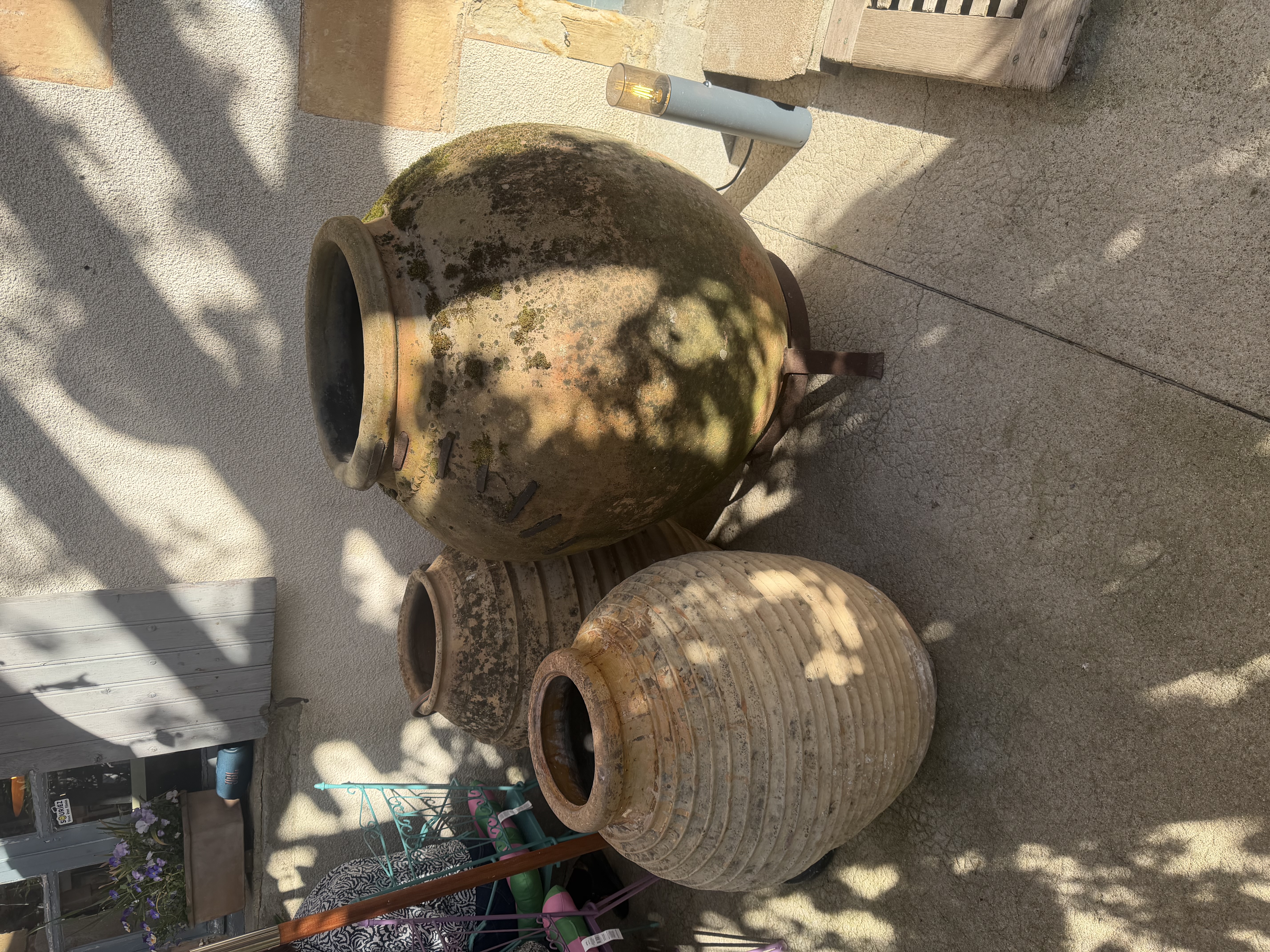 Deux grandes jarres en terre cuite patinée posées sur une terrasse