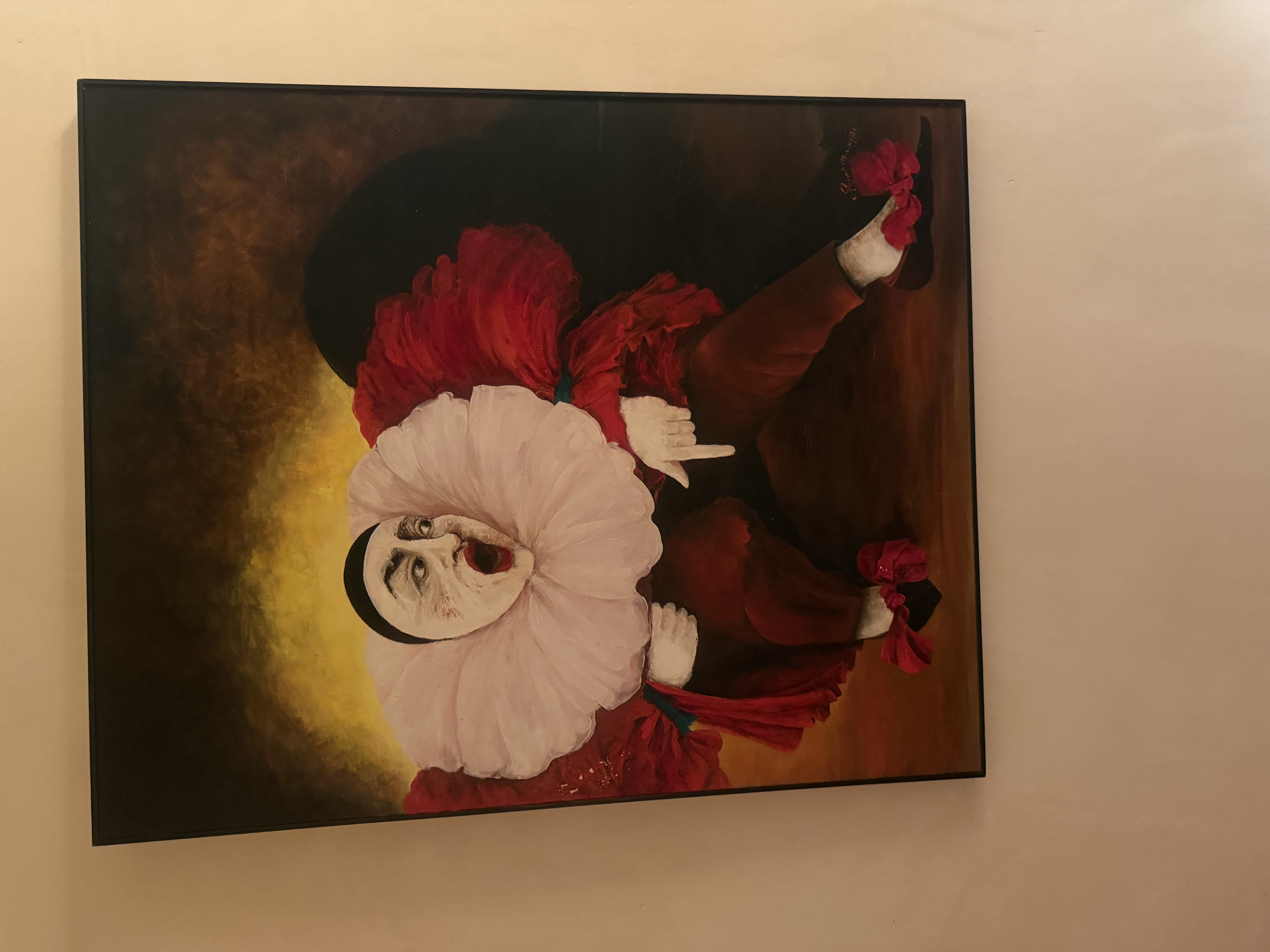 Peinture d’un Pierrot en costume rouge, grande collerette blanche et fleurs rouges
