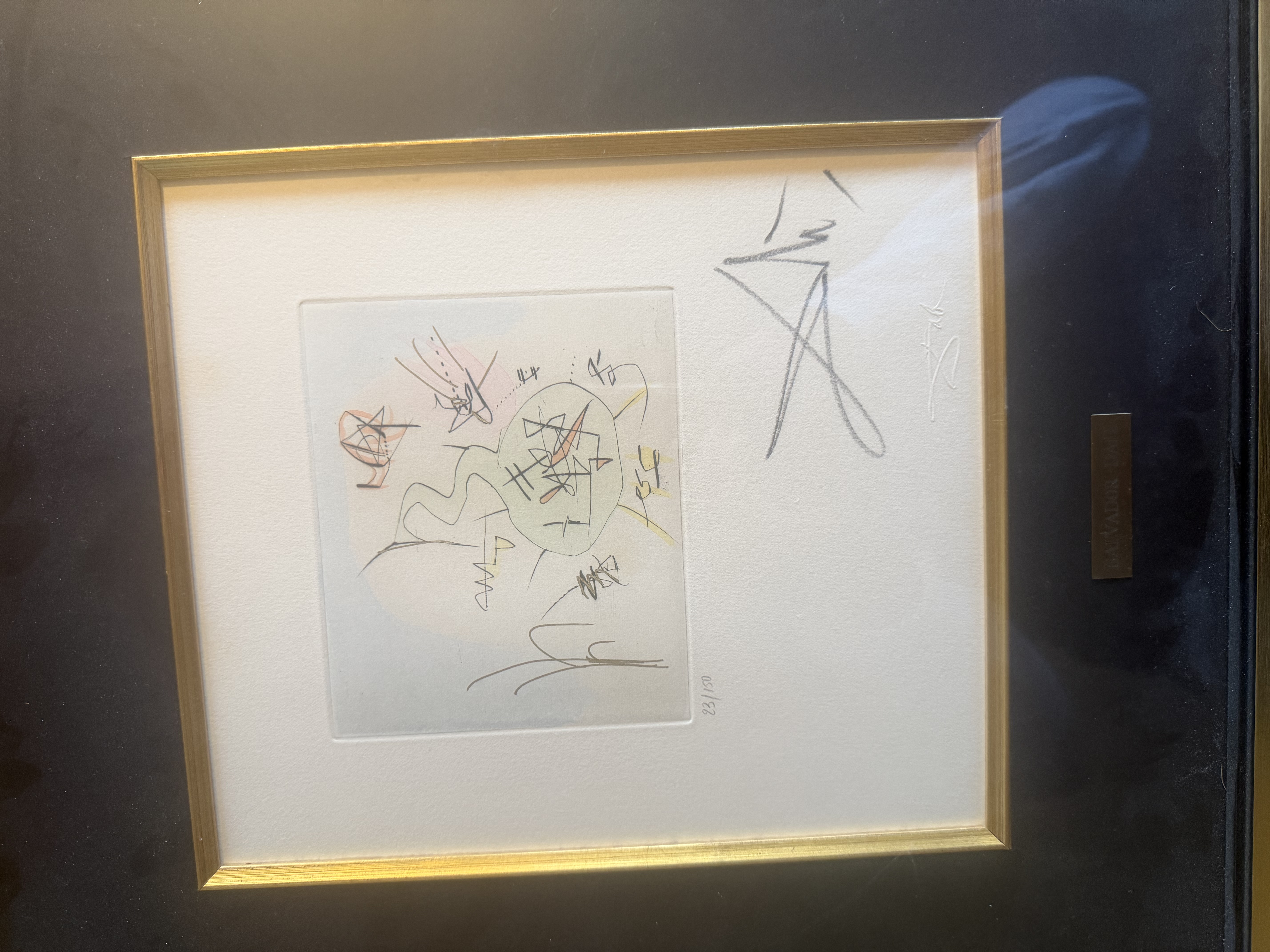 Dessin encadré mêlant lignes abstraites, petits signes et traits calligraphiques